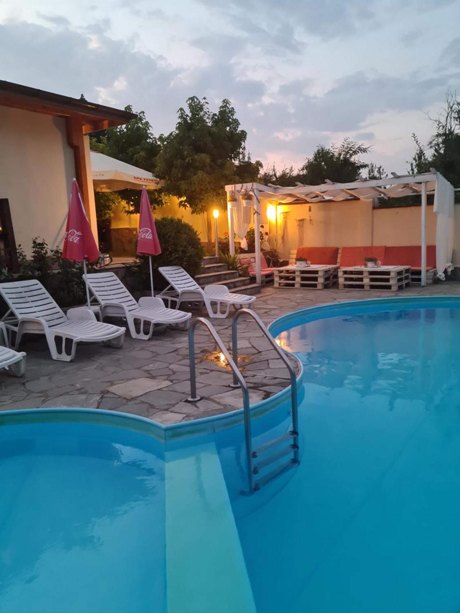 Family Hotel Komhotel ベルコヴィツァ エクステリア 写真