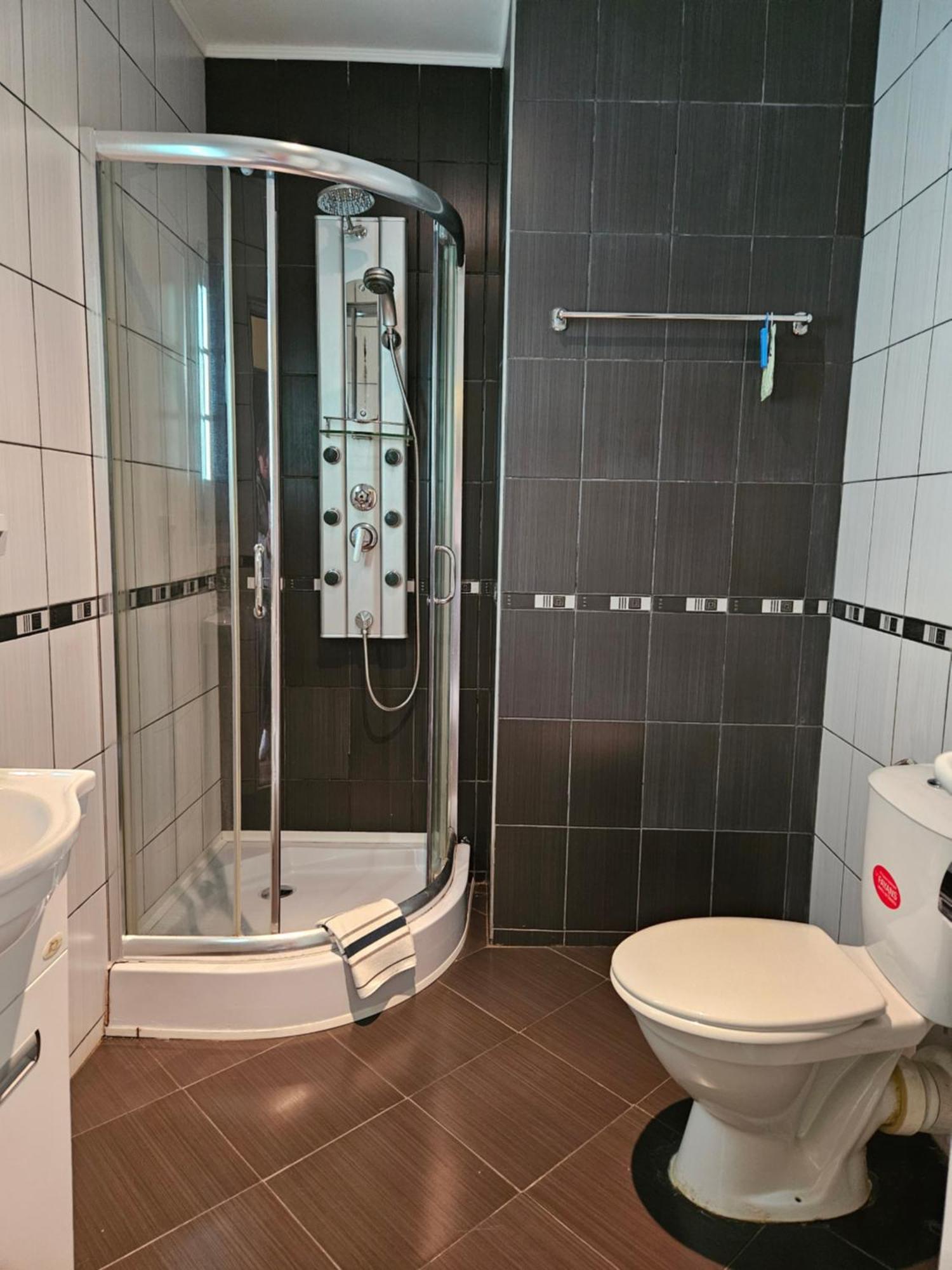 Family Hotel Komhotel ベルコヴィツァ エクステリア 写真