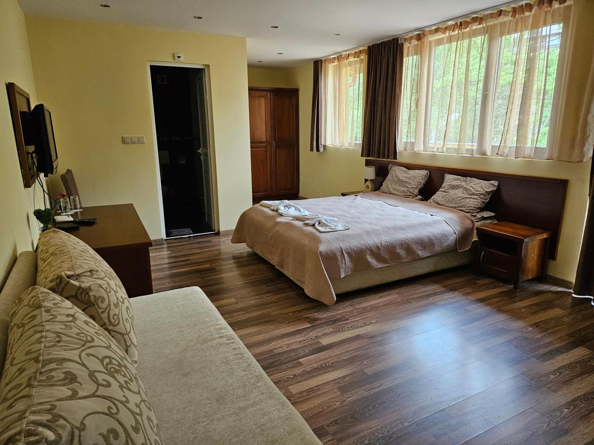 Family Hotel Komhotel ベルコヴィツァ エクステリア 写真