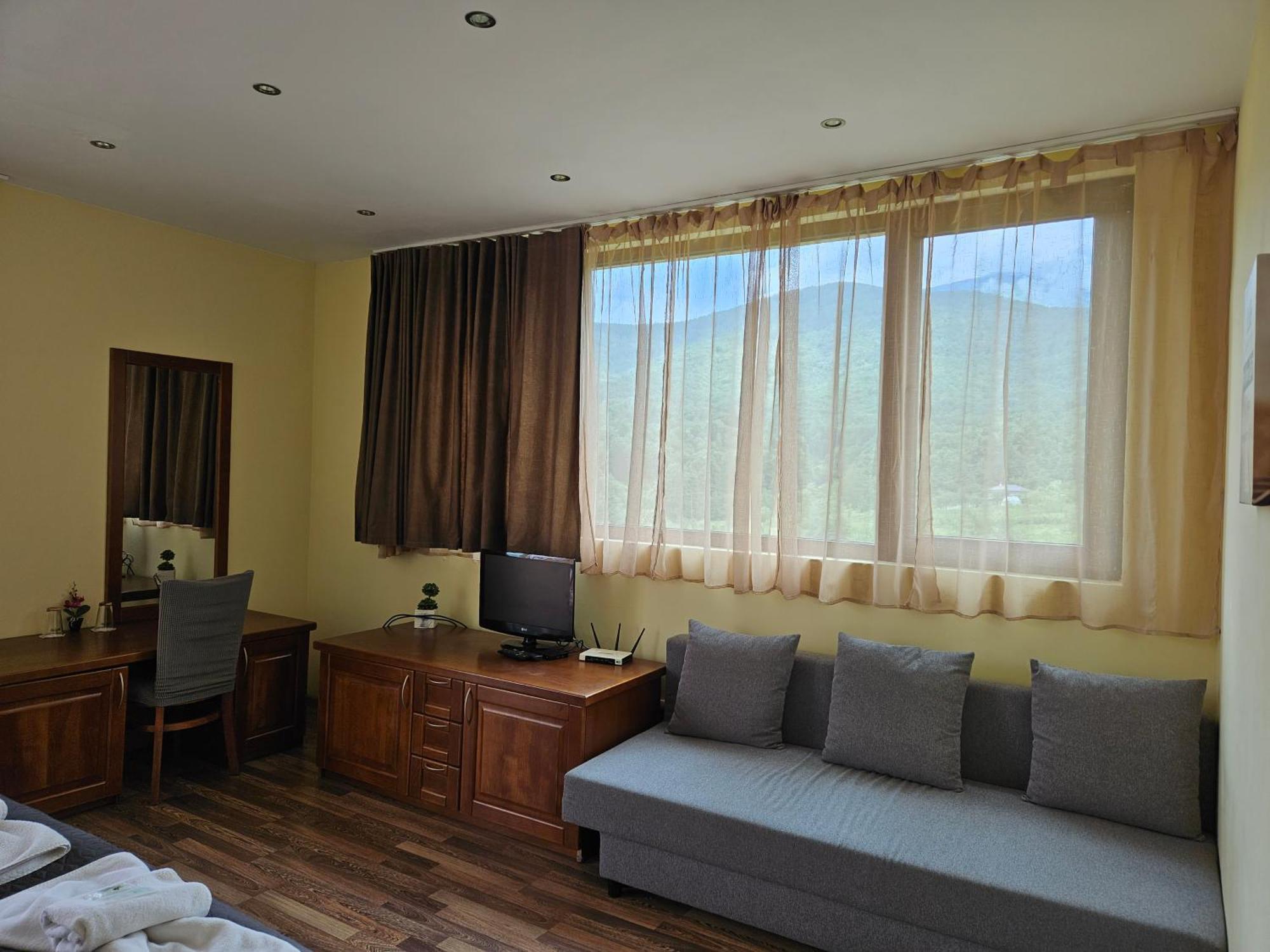 Family Hotel Komhotel ベルコヴィツァ エクステリア 写真