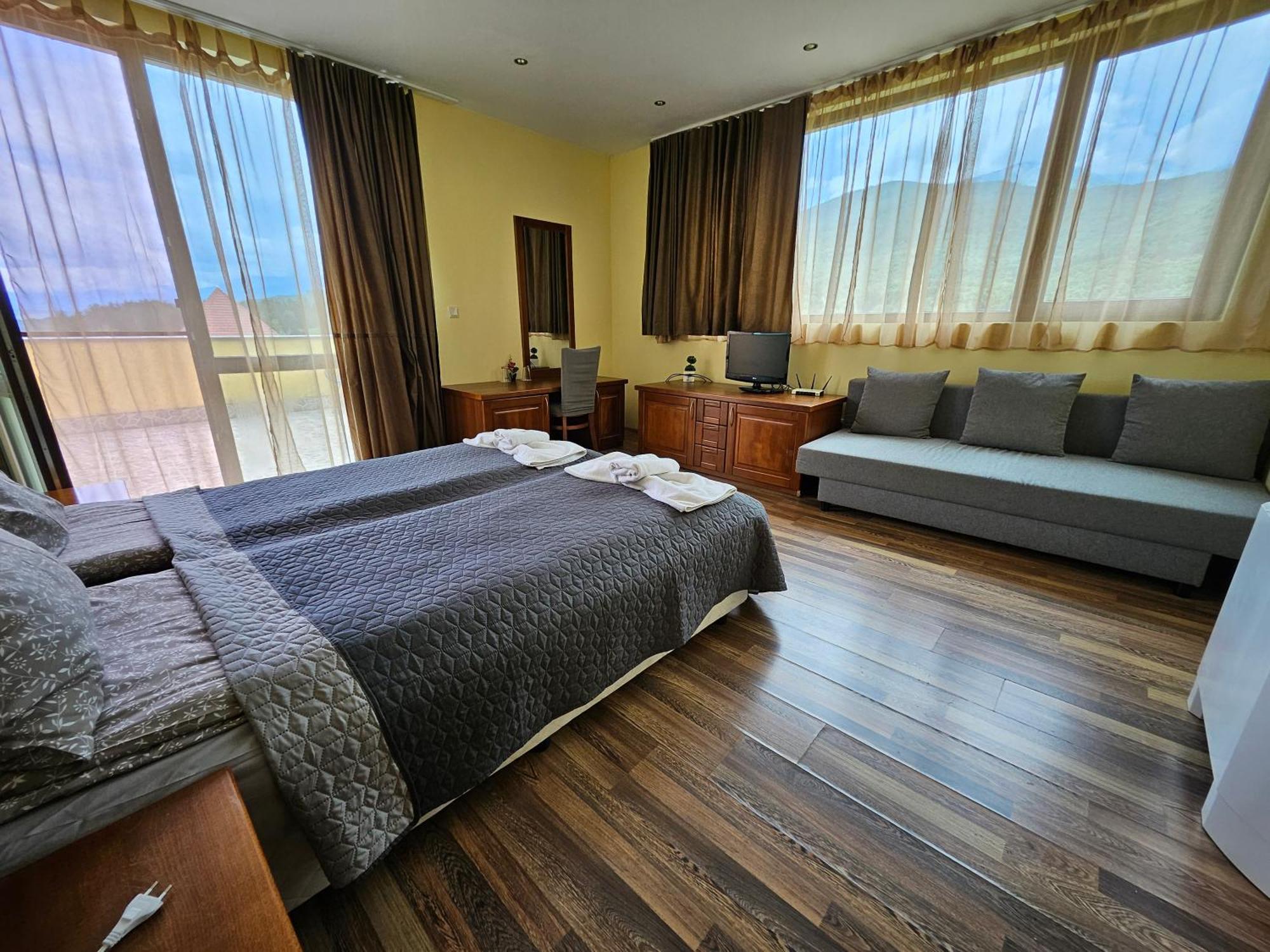 Family Hotel Komhotel ベルコヴィツァ エクステリア 写真